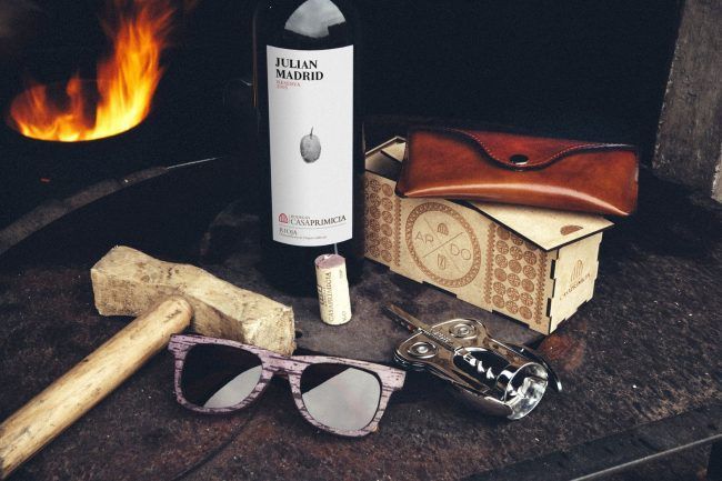 Gafas de Madera reciclando barricas de vino